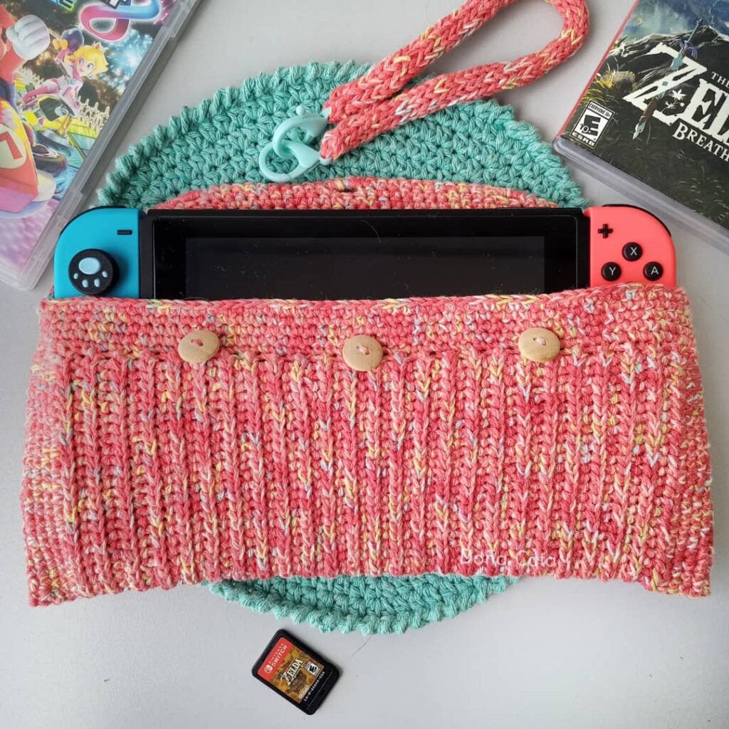 🥰 I made a crochet case for my switch with 100% cotton yarn, it has cloth inside for extra protection 🥰