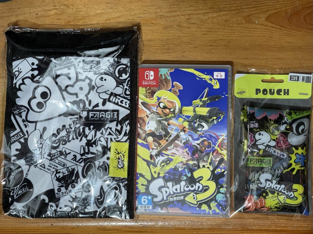 Here in Hong Kong, we got a pouch as a early purchase bonus. (Extra carrying pouch if you purchased from specific stores.)
