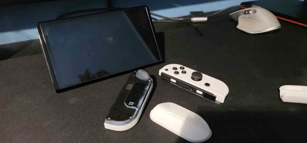 A set of joy-con shells I designed to be compatible with Skull & Co's modular grips! They took about 2 months to design and I'm really proud of how they turned out. And yes, they are in fact very comfortable.