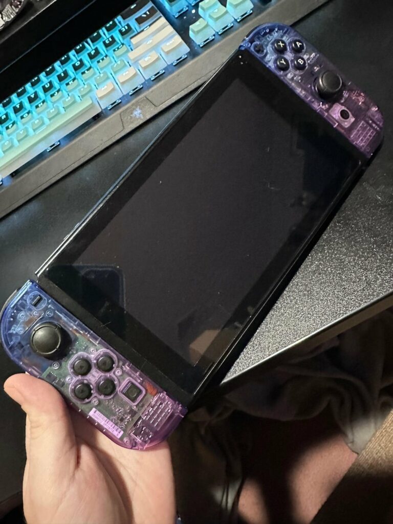 Thrifted a super beat up Switch, gave it a new shell + some repairs (and a minor joycon mod) and it's back in business!