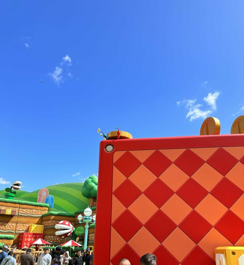 I found an Easter Egg at Super Nintendo World: Pikmin trying to steal a coin!