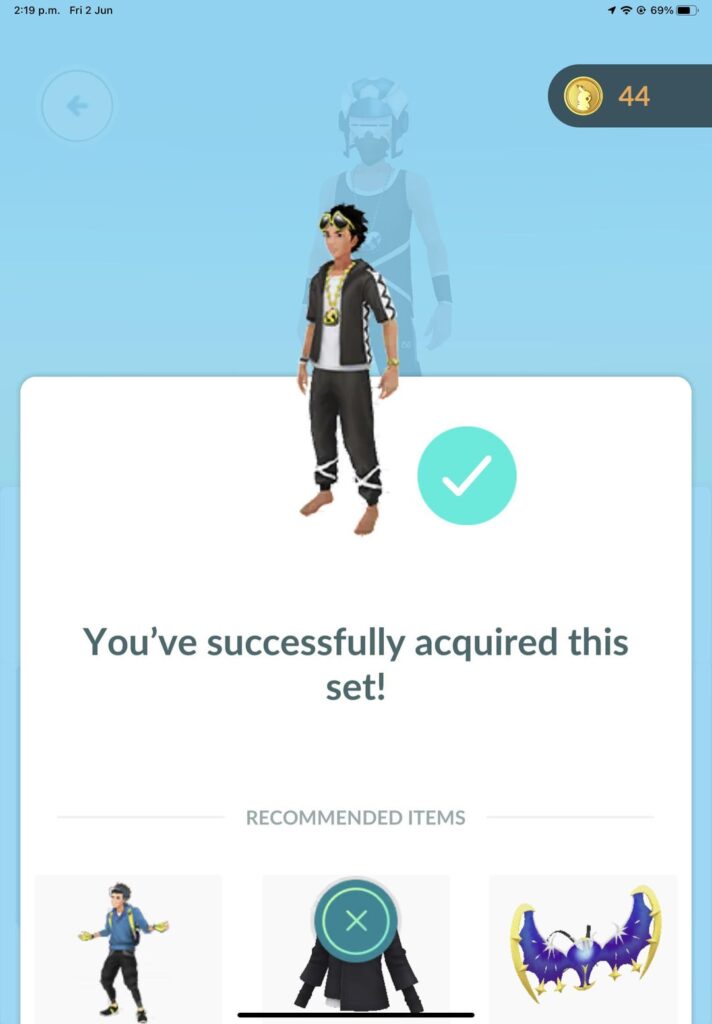 I bought the Guzma outfit, but it didn’t give me the items- whenever I put on the outfit, it just puts this random helmet on and thats it. Is this a glitch?