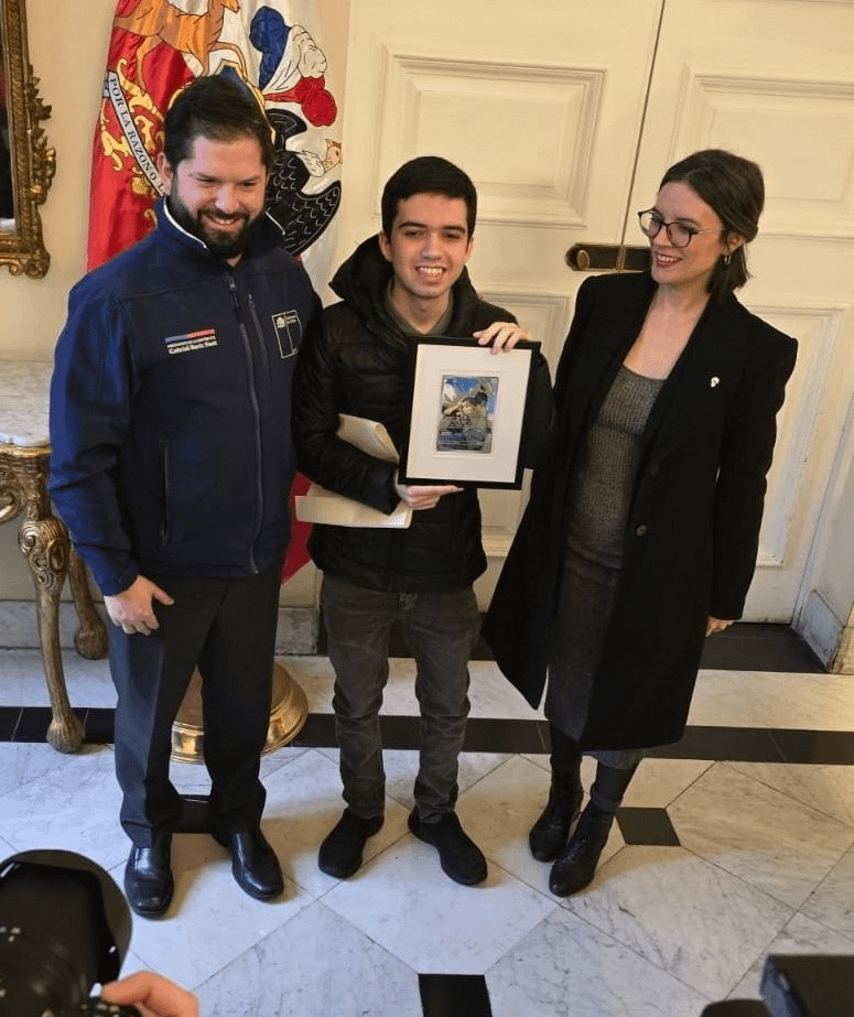Fernando Cifuentes, TCG Champion, being congratulated by the chilean president in the government palace