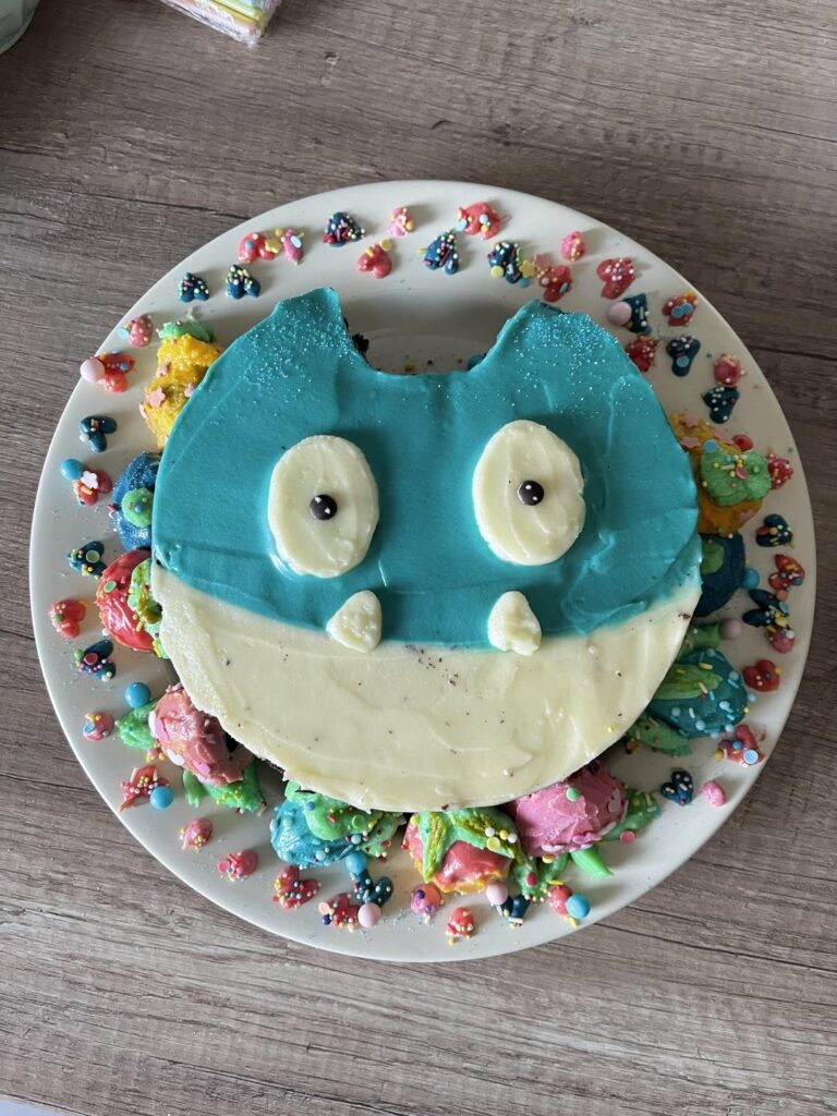 I made a Munchlax chocolate cake for my bf‘s birthday! ✨