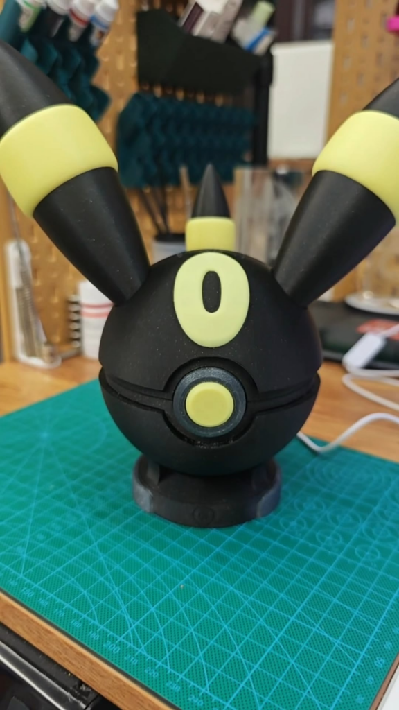 Wait for the dark energy... My glowing Umbreon sculpture is finally complete! 🌑✨ What do you think?