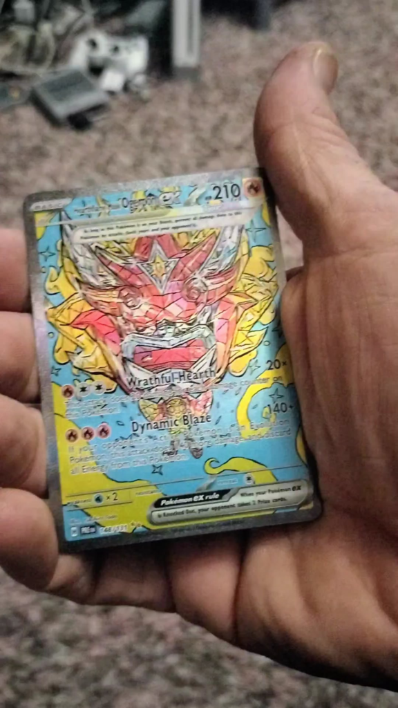 Did I just pulled a Quarter-God pack from a Prismatic Evolutions flareon Tin ?