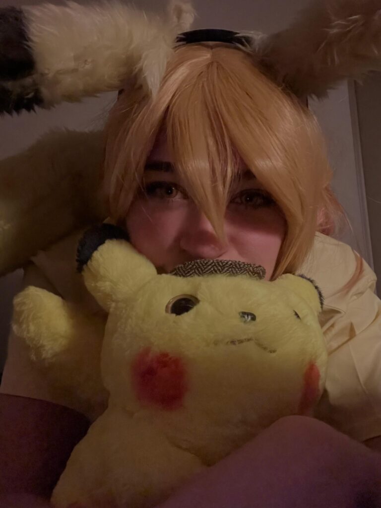 Pikachu mode ! I made the ears and the tail + a super cute plush I won ❤️