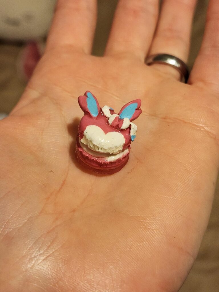 Mini sylveon sculpted macaron