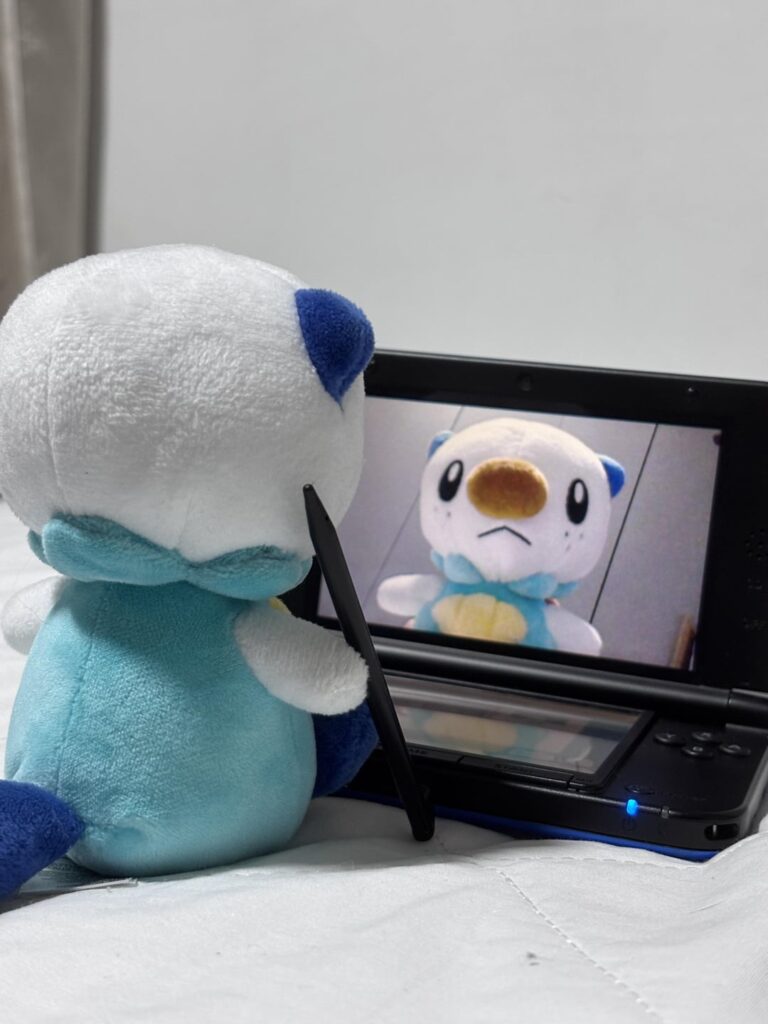 Oshawott enjoying his 3DS