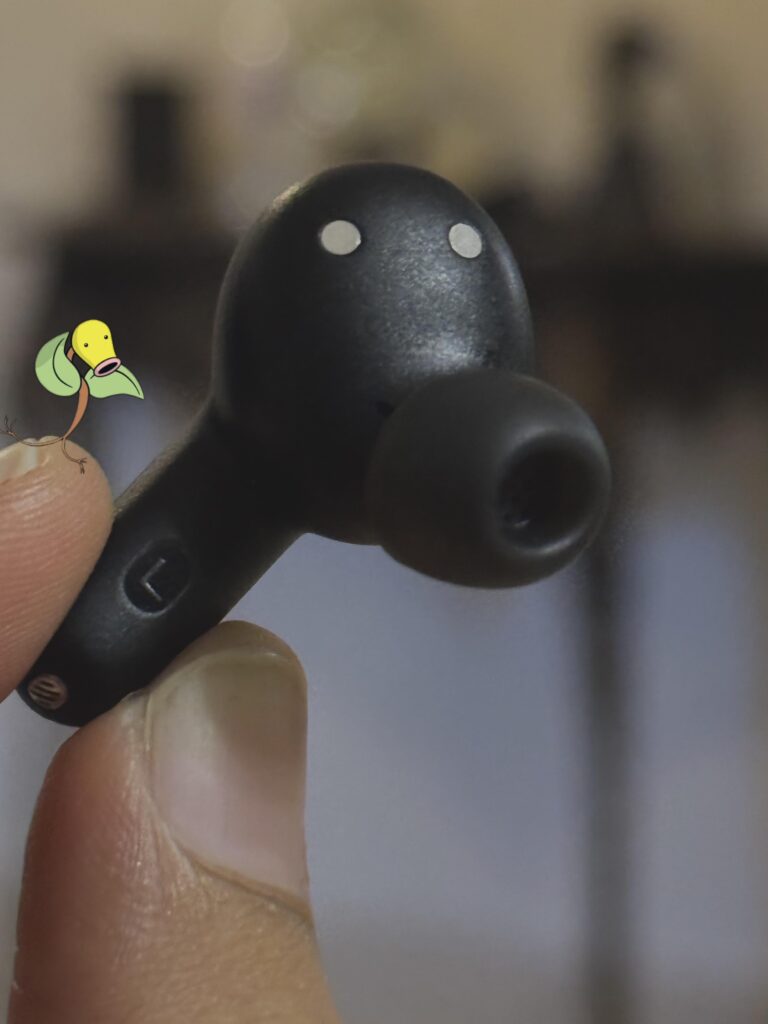 my earphone kinda looks like a Bellsprout 🤷‍♂️