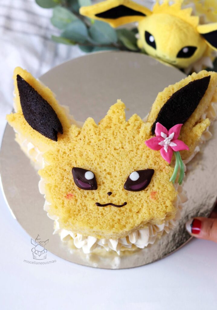 I made a simple Jolteon cake for my birthday
