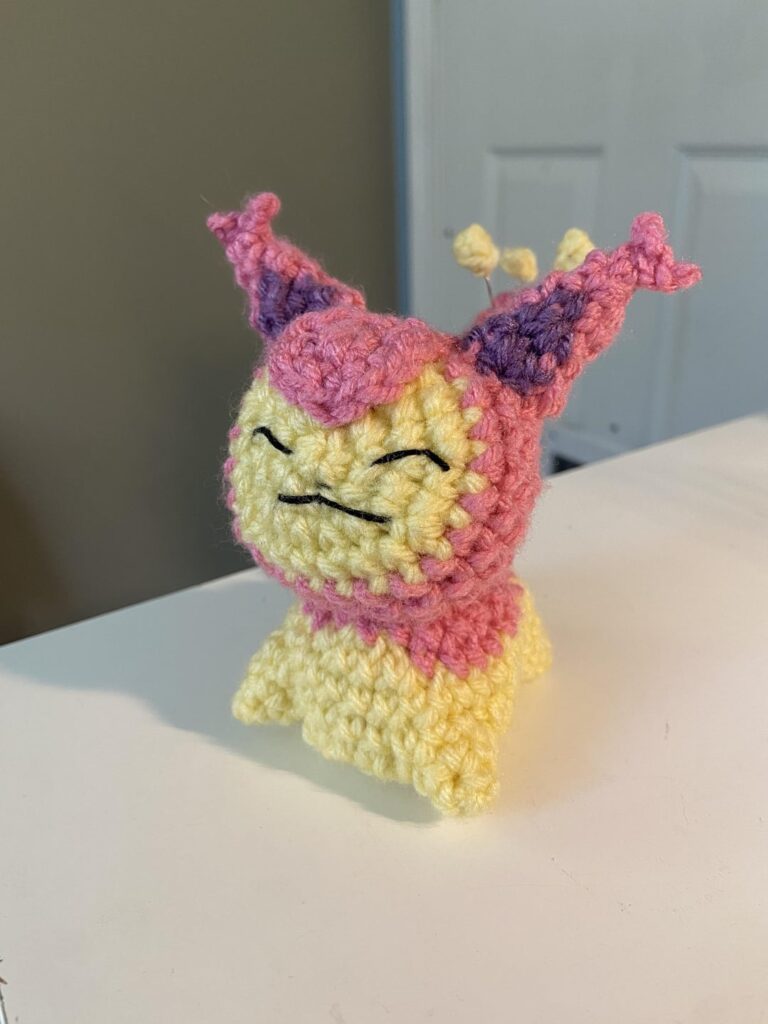Tried my hand at a crochet Skitty! ft. swinub