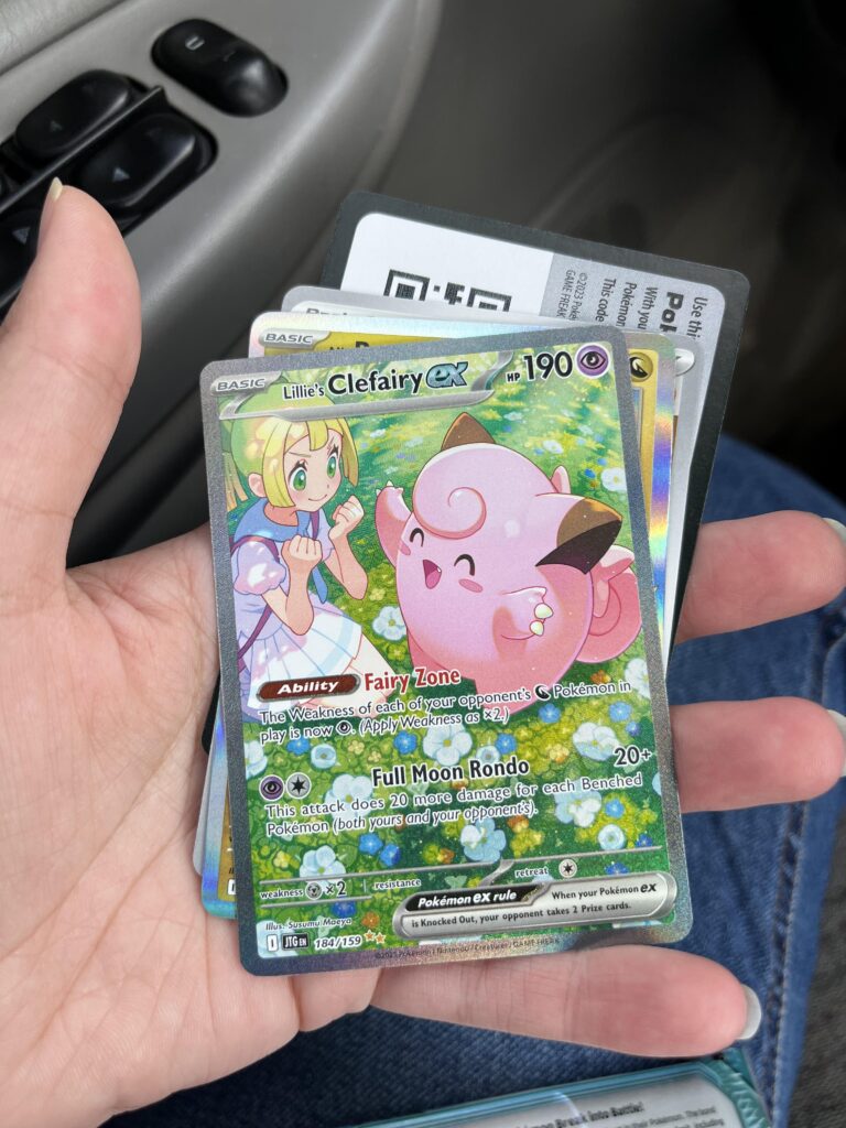 Only 2 packs left in the Kroger vending machine. Haven't found cards in so long I decided to just rip one in the car before the ride home. I'm glad I needed groceries today!!