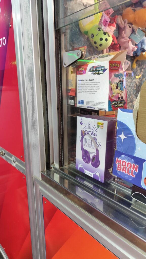 Caught this arcade giving not real Pokémon cards away as prizes