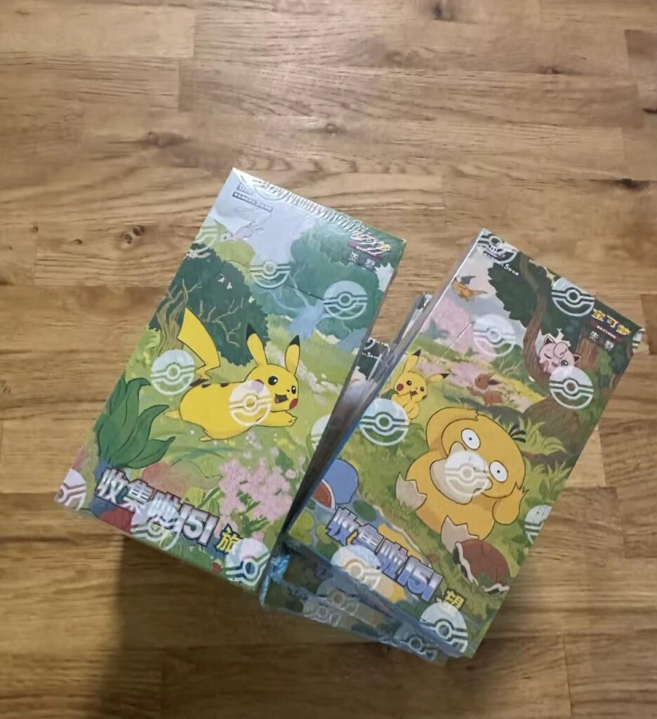 Buenas tardes! Se acerca el cumpleaños de mi marido que es muy fan de pokémon y he decidido regalarle cartas ya que colecciona y vende a la vez. He comprado estas cajas de 151 en chino. Que os parecen? Y que más me recomendáis que pueda gustarle?