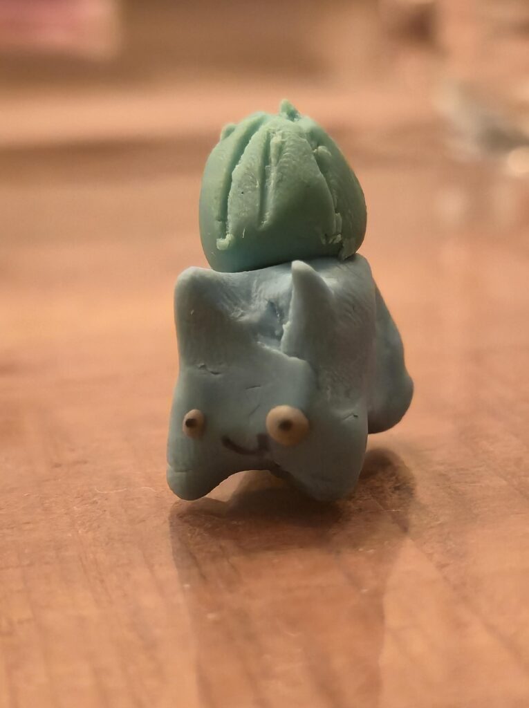 Tried clay for the first time in 15 years… accidentally made a cursed but lovable Bulbasaur
