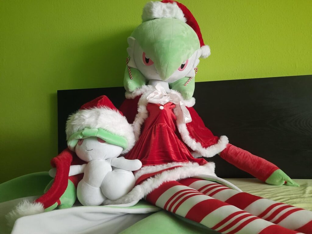 Santa Gardevoir wishes all Trainers a Merry Christmas!