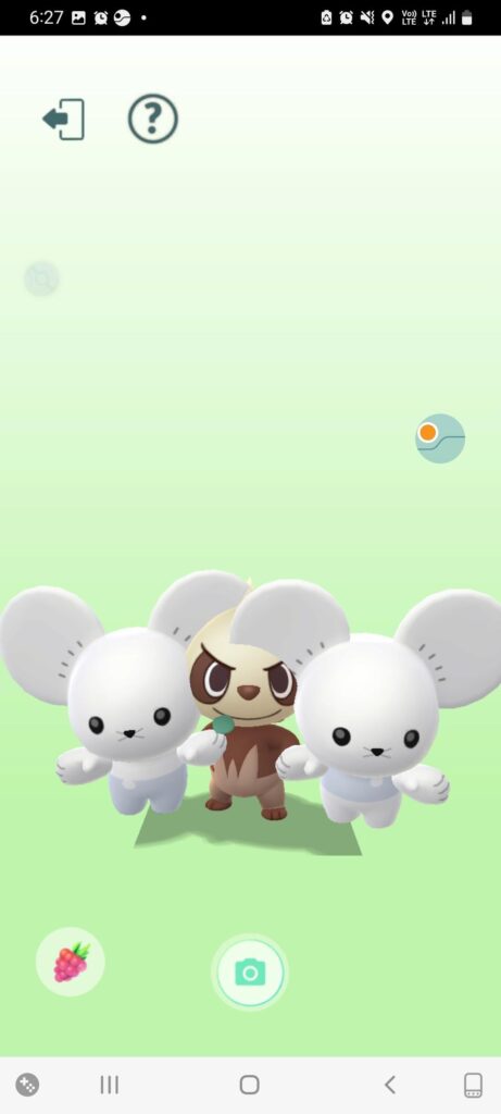 Buddy shows with 2 shorties on his arms