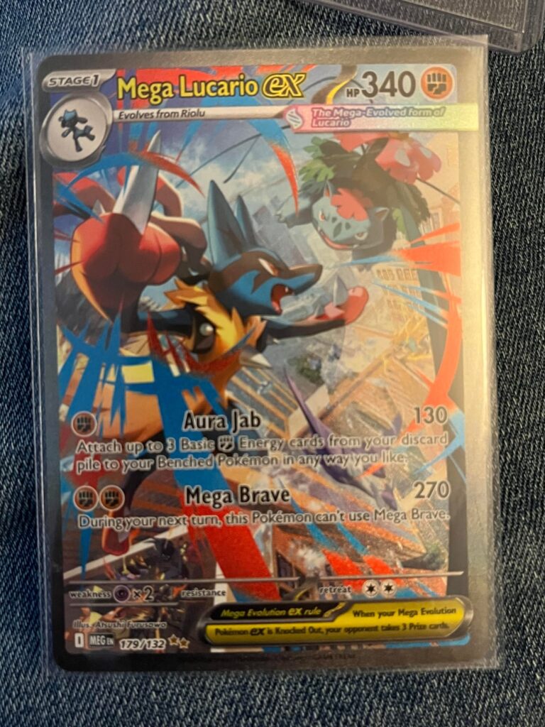 Anyone else notice all the Pokemon battles happening in this card?