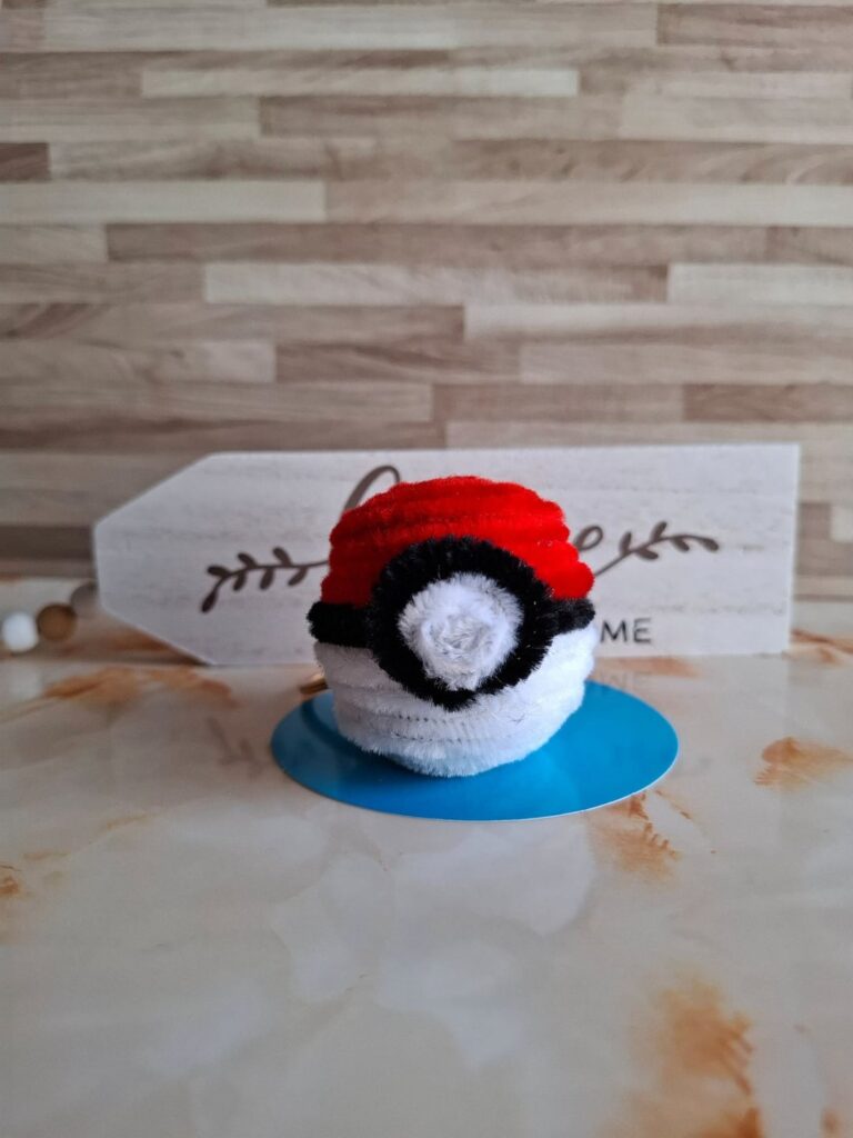 Hice un llavero de Pokébola en limpiapipas.