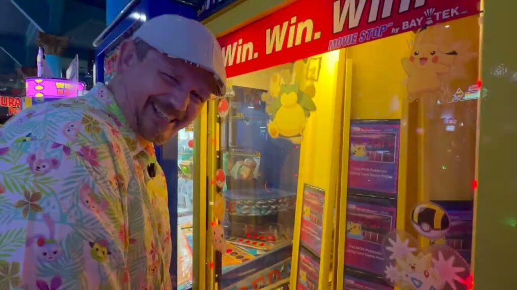 THEY GOT POKEMON PACKS IN THIS ARCADE GAME!!!