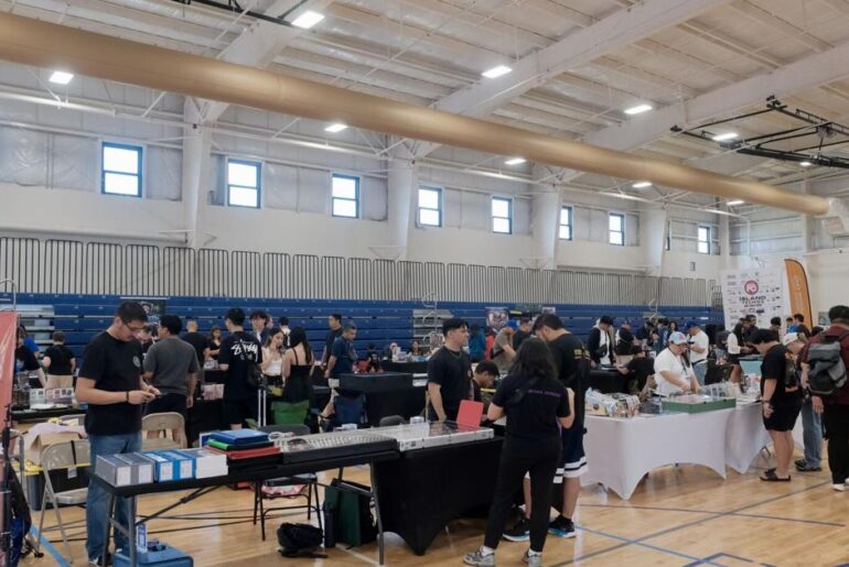 Collectors hunt for cards, comics at Island Techies show | Local Lifestyle